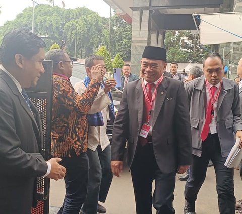 FOTO: Gaya 4 Menteri Jokowi Tiba di Gedung MK, Airlangga & Muhadjir Kompak Hitam-Hitam