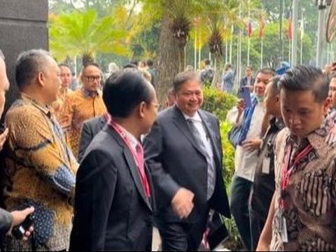 FOTO: Gaya 4 Menteri Jokowi Tiba di Gedung MK, Airlangga & Muhadjir Kompak Hitam-Hitam