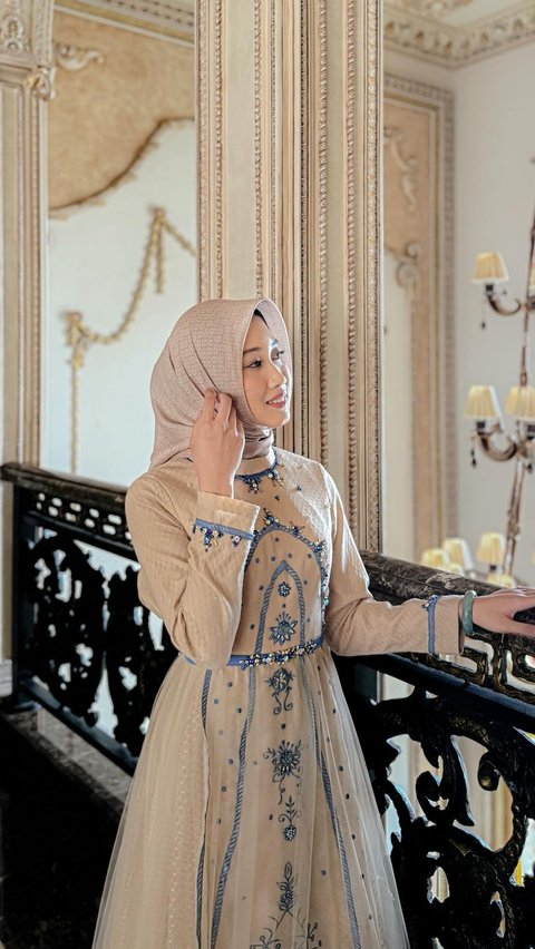 This is a portrait of Daffa Nabilah, a crazy rich person from Sidoarjo, East Java, who went viral after distributing 1,500 takjil during the month of Ramadan.