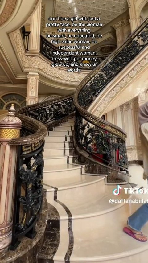 Penampakan tangga di rumah mewah Daffa Nabilah. Desainnya begitu mewah yang membuat tampilan rumahnya semakin mahal