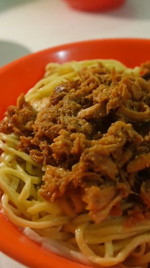 Mencicipi Sajian Lawas di Warung Bakmi Babah Tong Matraman, Punya Menu Bubur yang Topingnya Dipisah