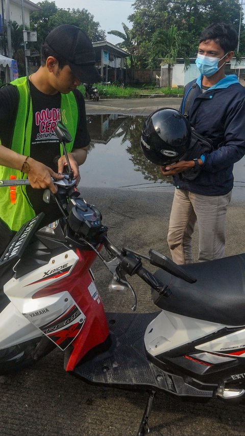 Dalam program ini sebanyak  177 sepeda motor milik pemudik dikirimkan menggunakan truk ke kota-kota di Jawa Tengah. Merdeka.com/Arie Basuki