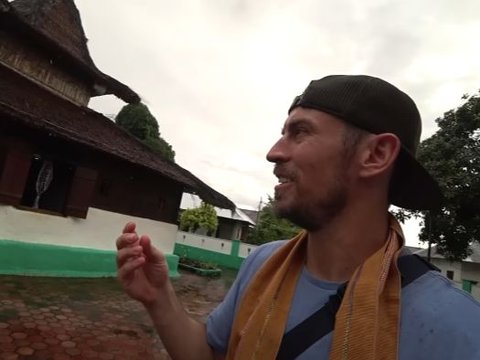 Datangi Masjid Berusia 600 Tahun di Ambon, Bule Amerika Kaget Ada Guru Ngaji Kuasai 4 Bahasa Asing