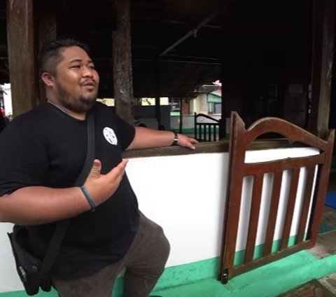 Datangi Masjid Berusia 600 Tahun di Ambon, Bule Amerika Kaget Ada Guru Ngaji Kuasai 4 Bahasa Asing