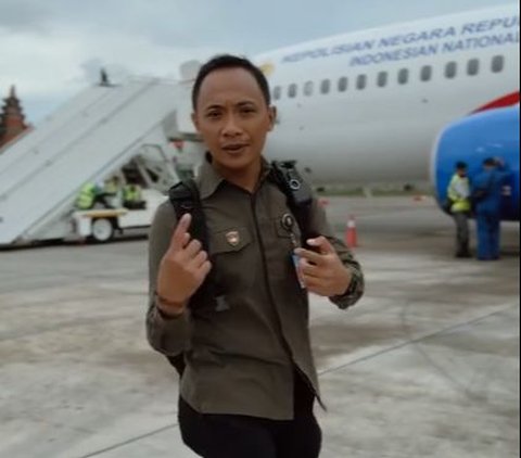 Momen Keseruan Pak Bhabin Perdana Naik Pesawat Polri, Curi Perhatian
