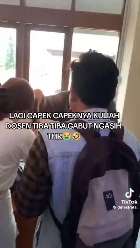 Momen Dosen Bagikan THR untuk Mahasiswanya Ini Viral, Curi Perhatian