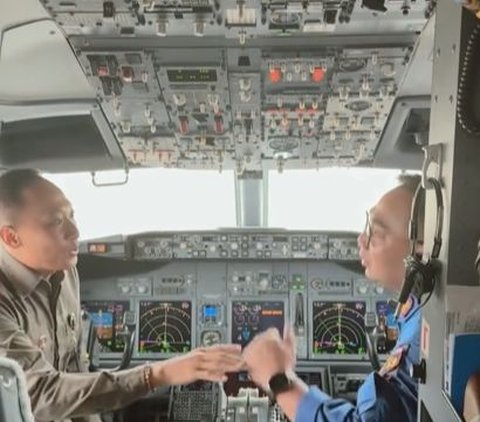 Momen Keseruan Pak Bhabin Perdana Naik Pesawat Polri, Curi Perhatian