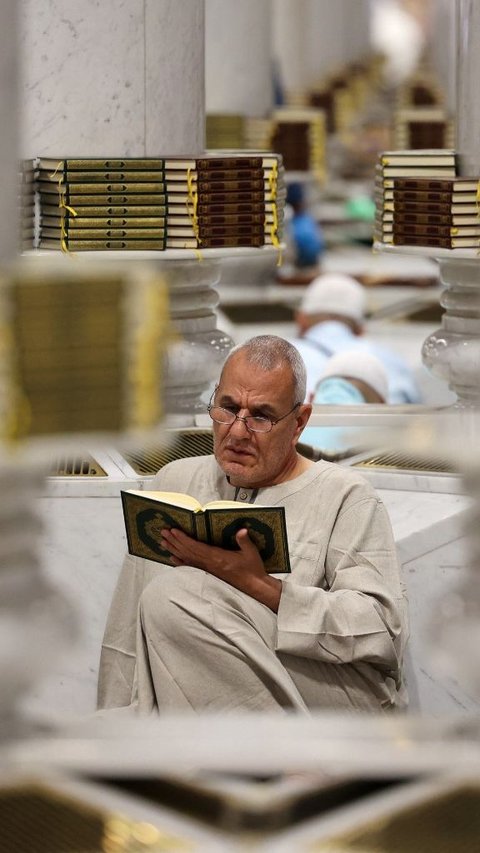 Dalam foto yang diperoleh AFP pada 4 April 2024 atau hari ke-24 Ramadan, sejumlah jemaah tampak sibuk memperbanyak ibadah di Masjid Nabawi. Abdel Ghani Bashir/AFP