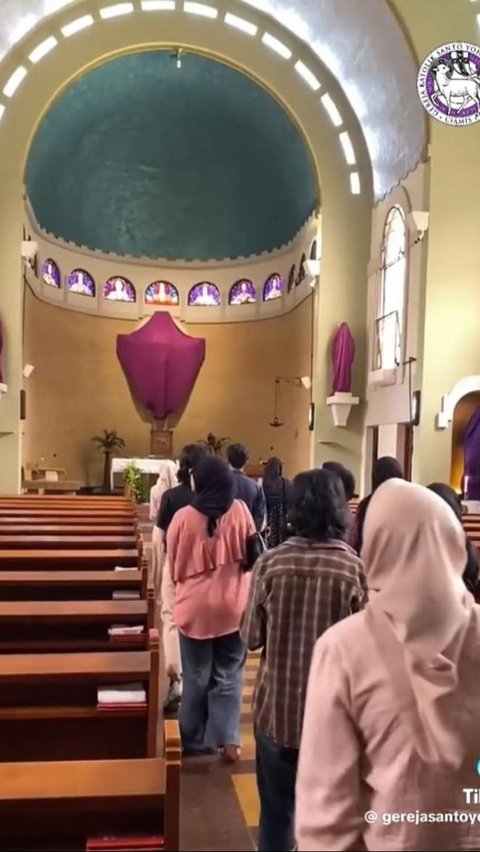 Sekelompok Mahasiswa Muslim ‘Ngabuburit’ ke Kapel Biara Ursulin Bandung, Aksinya Viral<br>