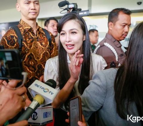 First Appearance in Public, Portrait of Sandra Dewi's Style when Examined by the Attorney General's Office Immediately Becomes the Spotlight