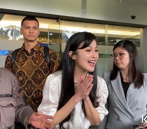 First Appearance in Public, Portrait of Sandra Dewi's Style when Examined by the Attorney General's Office Immediately Becomes the Spotlight