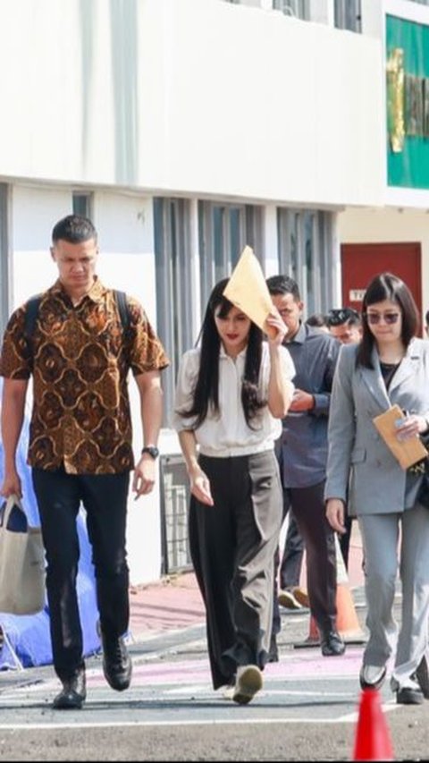 Sandra Dewi Wears Luxury Shoes when Examined by the Attorney General's Office, Priced at around Rp17 Million