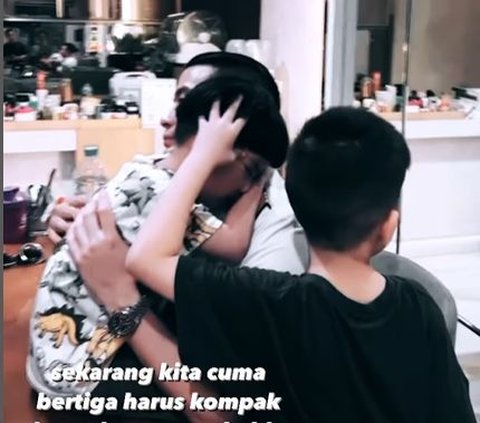 Emotional Moment of Stevie Agnecya's Children Not Wanting to Be Left by Anggi Pratama at Work