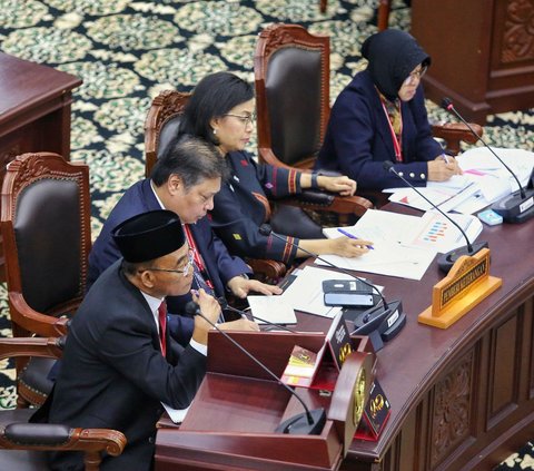 Menko bidang Pembangunan Manusia dan Kebudayaan (PMK) Muhadjir Effendi, Menko bidang Perekonomian Airlangga Hartarto, Menteri Keuangan (Menkeu) Sri Mulyani, dan Menteri Sosial (Mensos) Tri Rismaharini dihadirkan sebagai saksi dalam Sidang Perselisihan Hasil Pemilihan Umum (PHPU) di Mahkamah Konstitusi (MK), Jakarta, Jumat (5/4/2024). Liputan6.com/Angga Yuniar