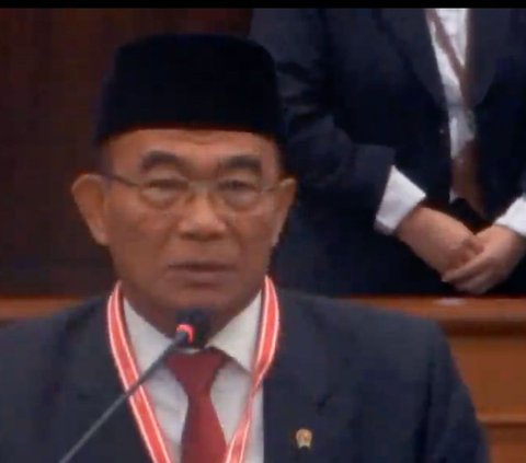 Hakim Konstitusi Pertanyakan Peran Risma Minim Saat Pembagian Bansos Dibanding Airlangga dan Muhadjir