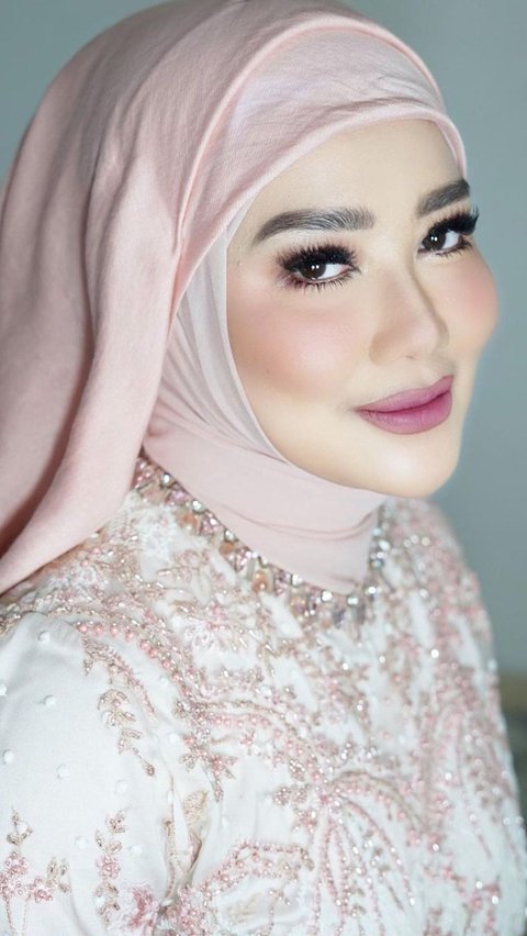 Pesona Reza Artamevia Saat Kenakan Hijab dengan Makeup Serba Pink<br>