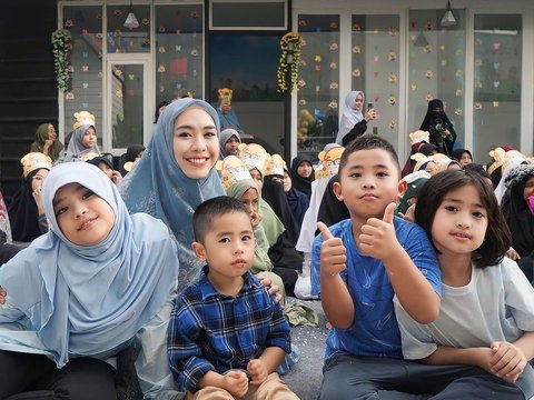 Portrait of Oki Setiana Dewi I'tikaf in the Last Days of Ramadan with Her Three Children - DRAFTTT