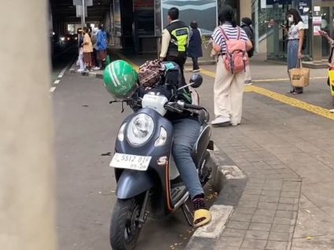 Wanita Ini Bantu Driver Ojol yang Sedang Tertidur saat Nunggu Orderan, Beri Makanan hingga Uang Tunai