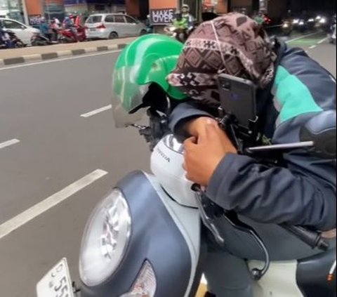 Wanita Ini Bantu Driver Ojol yang Sedang Tertidur saat Nunggu Orderan, Beri Makanan hingga Uang Tunai