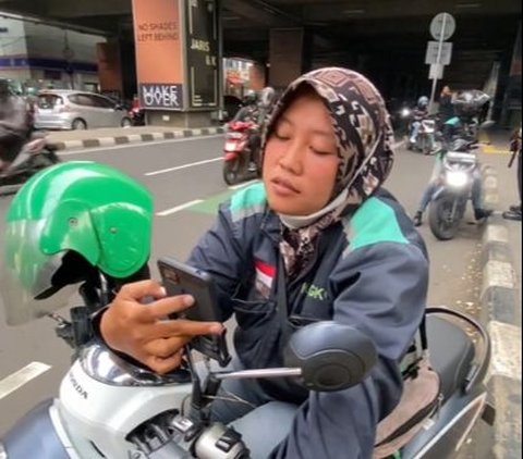 Wanita Ini Bantu Driver Ojol yang Sedang Tertidur saat Nunggu Orderan, Beri Makanan hingga Uang Tunai