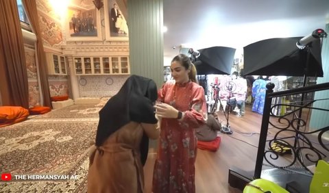 Aulia, yang saat ini sedang menempuh pendidikan di pesantren, pulang untuk liburan lebaran selama 22 hari. 