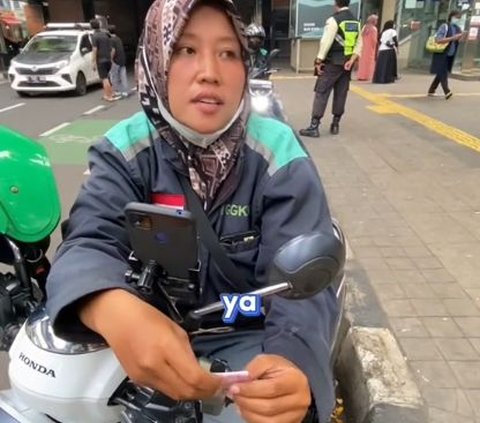 Wanita Ini Bantu Driver Ojol yang Sedang Tertidur saat Nunggu Orderan, Beri Makanan hingga Uang Tunai