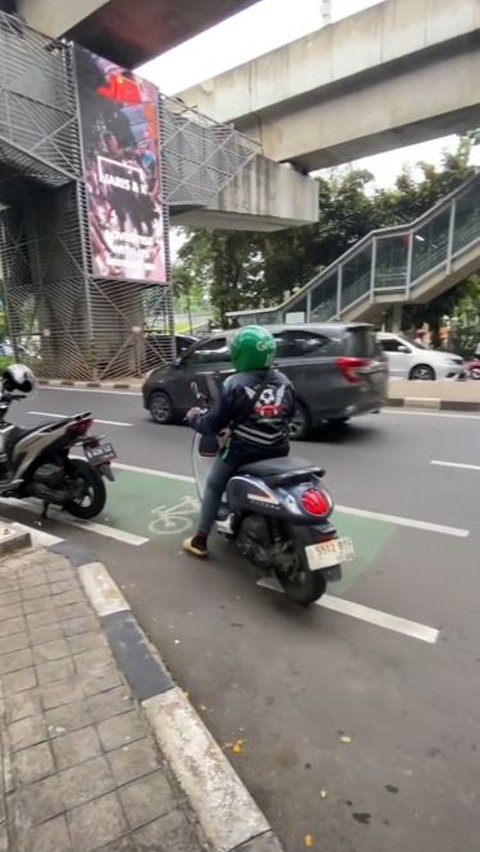 Driver ojol wanita itu pun langsung menyalakan motor dan pergi mencari takjil.