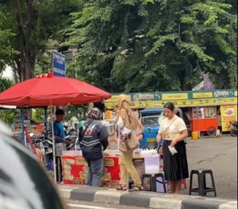 Wanita Ini Bantu Driver Ojol yang Sedang Tertidur saat Nunggu Orderan, Beri Makanan hingga Uang Tunai