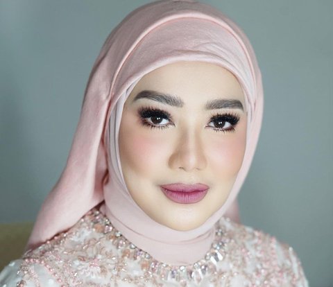 Pesona Reza Artamevia Saat Kenakan Hijab dengan Makeup Serba Pink