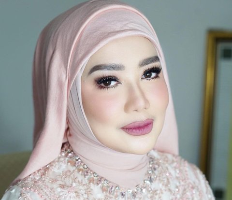 The Charm of Reza Artamevia When Wearing a Pink Hijab with All-Pink Makeup