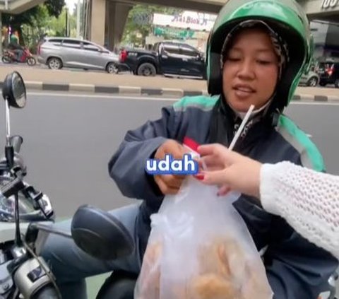 Wanita Ini Bantu Driver Ojol yang Sedang Tertidur saat Nunggu Orderan, Beri Makanan hingga Uang Tunai