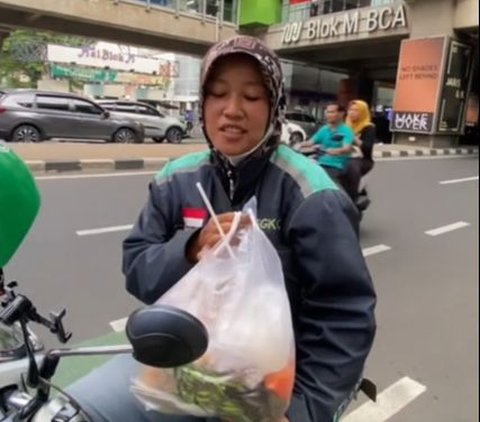 Wanita Ini Bantu Driver Ojol yang Sedang Tertidur saat Nunggu Orderan, Beri Makanan hingga Uang Tunai