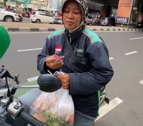 Wanita Ini Bantu Driver Ojol yang Sedang Tertidur saat Nunggu Orderan, Beri Makanan hingga Uang Tunai