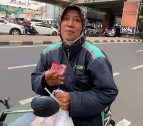 Wanita Ini Bantu Driver Ojol yang Sedang Tertidur saat Nunggu Orderan, Beri Makanan hingga Uang Tunai