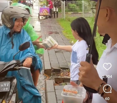 Di Bawah Guyuran Hujan Deras, Momen Anang Hermansyah dan Arsy Bagi-Bagi Makanan di Pinggir Jalan