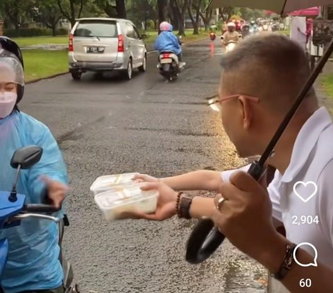 Di Bawah Guyuran Hujan Deras, Momen Anang Hermansyah dan Arsy Bagi-Bagi Makanan di Pinggir Jalan