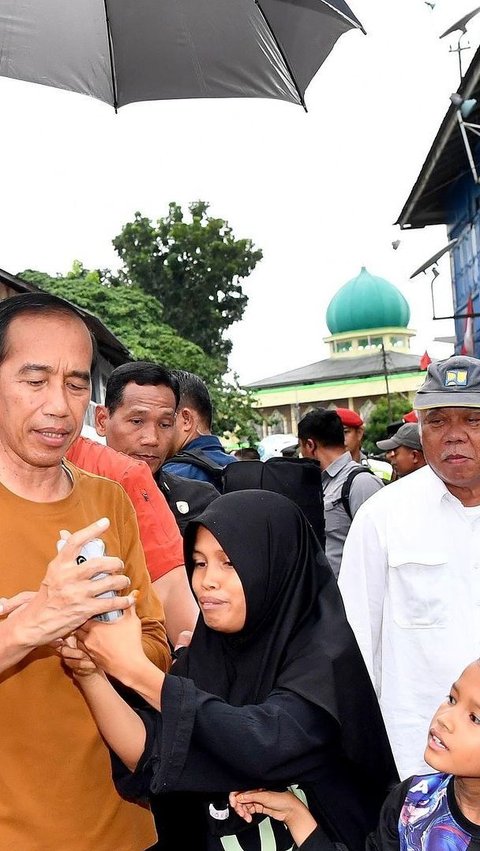 <br>Menko PMK Jelaskan Maksud di Balik Kunjungan Kerja Jokowi Sekaligus Bagikan Bansos di Daerah