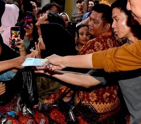 Menko PMK Jelaskan Maksud di Balik Kunjungan Kerja Jokowi Sekaligus Bagikan Bansos di Daerah