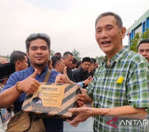 Jelang Lebaran, Pengusaha Jusuf Hamka Bagikan Sepatu Gratis Kepada Warga di Jaksel