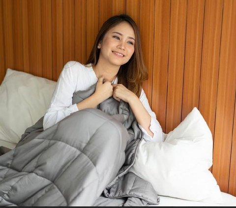 Punya Gangguan Tidur, Kecemasan, dan Stres? Cobalah Tidur dengan Selimut Tebal