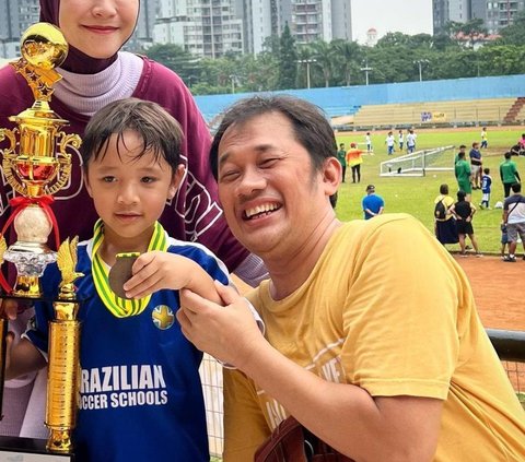 Deretan Momen Seleb Temani Anak Olahraga, Putri Zaskia Mecca yang Jago Main Bola Curi Perhatian