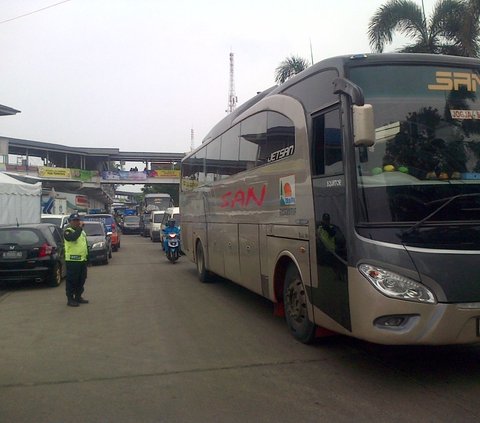 Padat, Pemudik Mengantre di Pelabuhan Merak Hingga Satu Jam