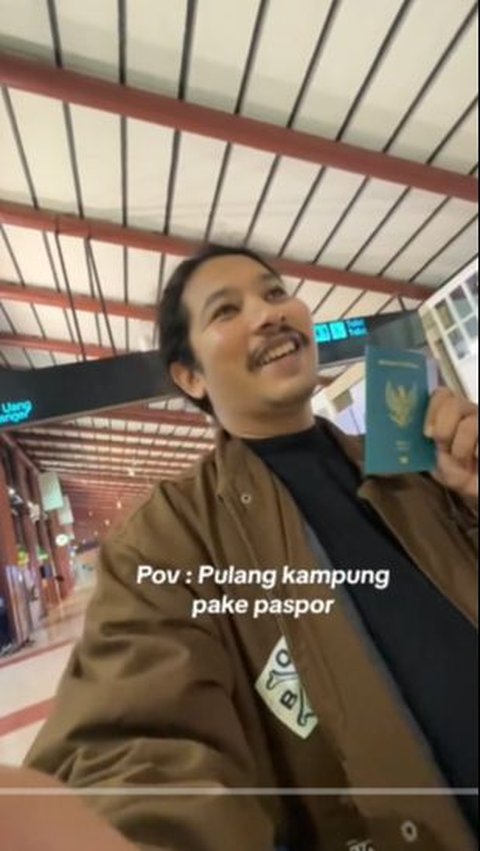 Pria Mudik Pakai Paspor Meski Masih di Indonesia, Ternyata Ini Alasannya