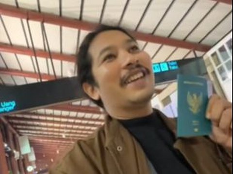 To Get Cheap Tickets, This Young Man Goes to Aceh Using His Passport