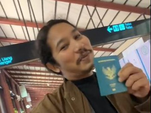 To Get Cheap Tickets, This Young Man Goes to Aceh Using His Passport