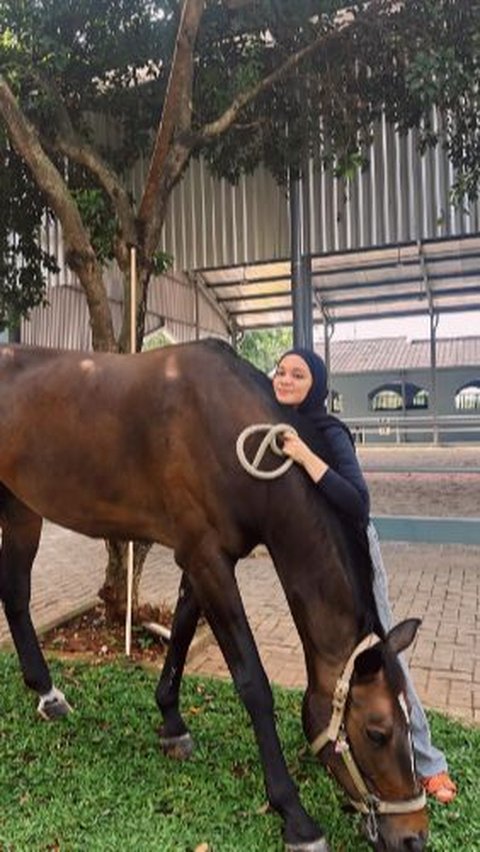 Tantri Namirah diketahui menjadi salah satu artis yang menggeluti olahraga berkuda. Melalui akun Instagram pribadi, istri dari Haykal Kamil ini kerap membagikan kesibukannya saat berkuda. Ia bahkan diketahui memiliki kuda baru bernama Viper.