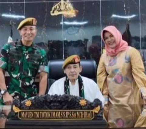 Jenderal Berprestasi Sematkan Baret Cokelat ke Sosok Guru yang Sangat Dihormati, Momen Cium Tangan Disorot