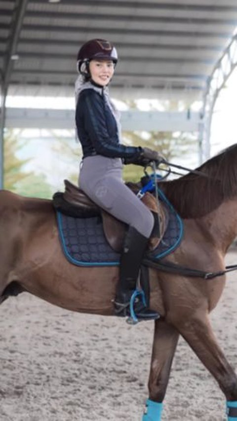 Artis multitalenta, Dara Arafah juga mengikuti latihan berkuda beberapa waktu lalu. Tak hanya berkuda, Dara juga bisa melakukan olahraga memanah sambil mengendarai kuda.