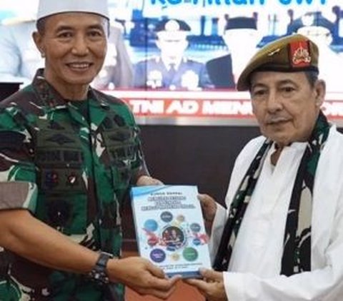 Jenderal Berprestasi Sematkan Baret Cokelat ke Sosok Guru yang Sangat Dihormati, Momen Cium Tangan Disorot