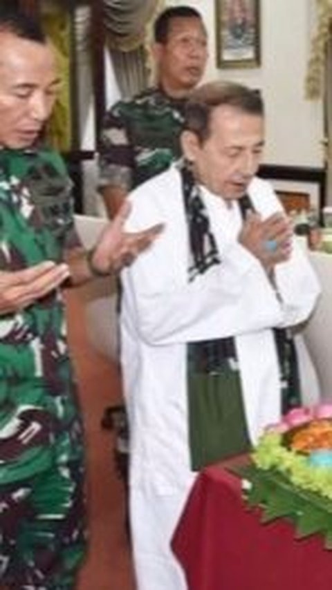 Jenderal Berprestasi Sematkan Baret Cokelat ke Sosok Guru yang Sangat Dihormati, Momen Cium Tangan Disorot